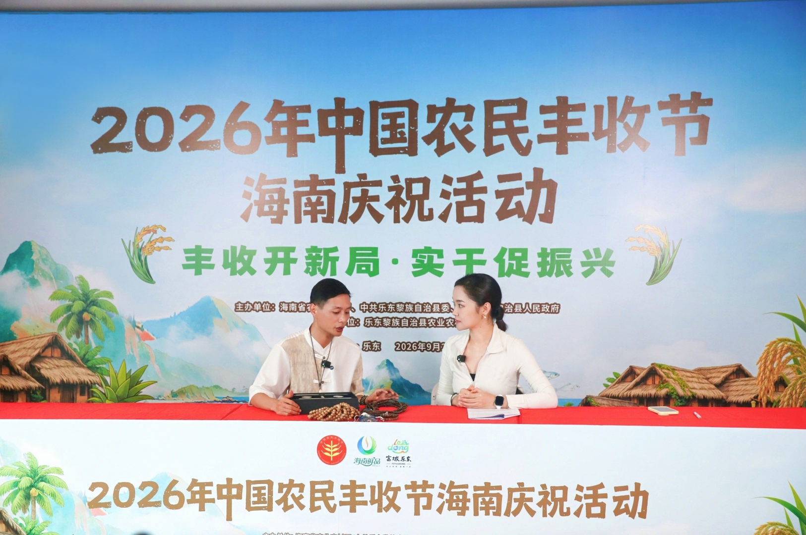 现场开启全网直播,多渠道讲好海南乡村振兴故事(王强 摄)