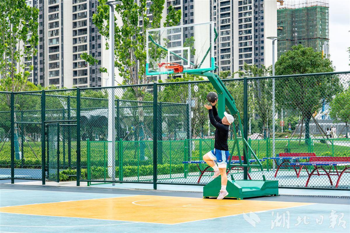 市民在复兴体育公园打篮球。(湖北日报全媒记者 王欣 通讯员 蔡青阳)