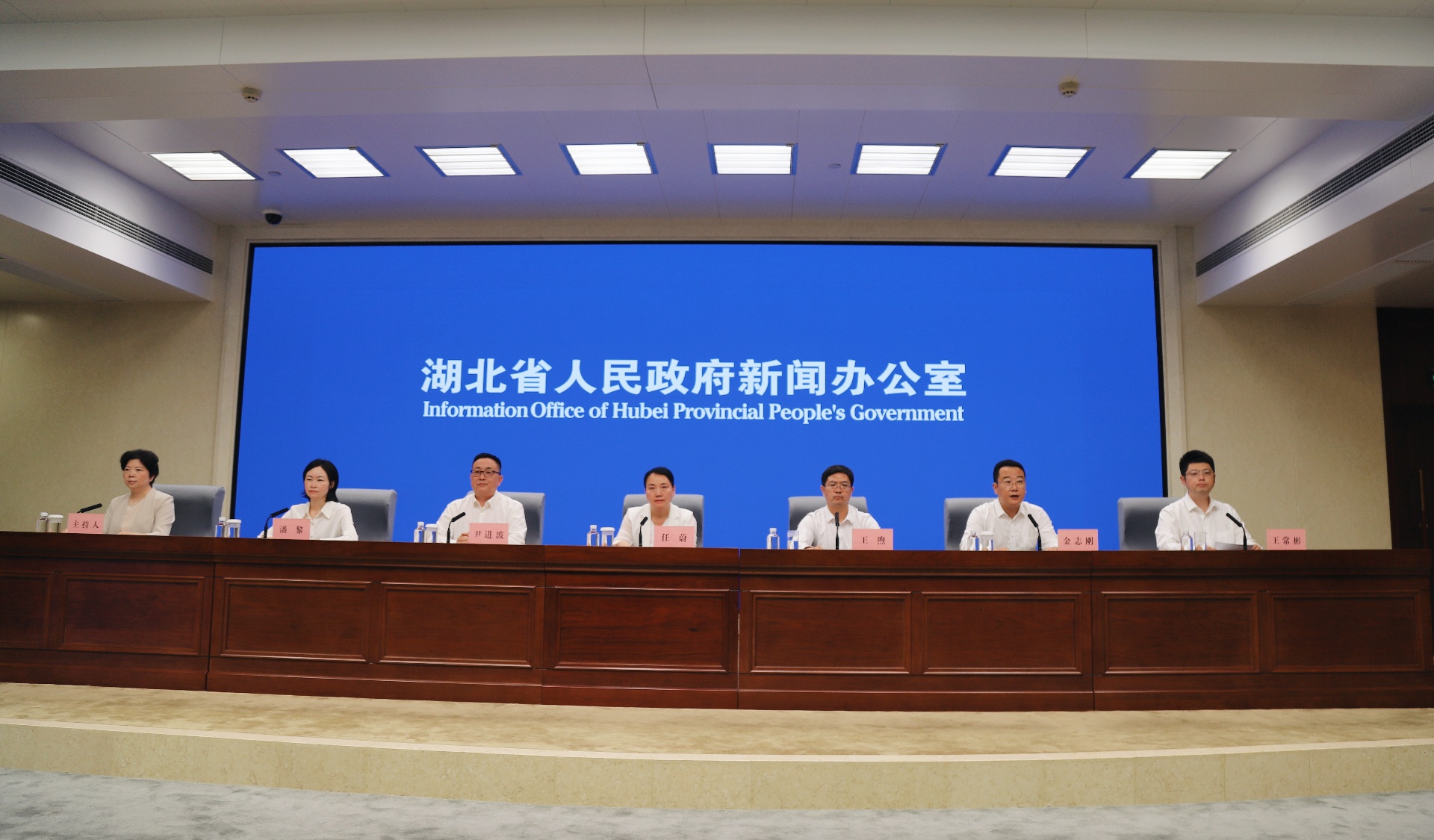 出席新闻发布会的嘉宾(黄啸 摄)