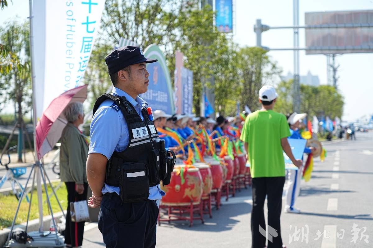 孝感市公安局民警护航省运会火炬传递。(湖北日报通讯员 黄蓓 摄)