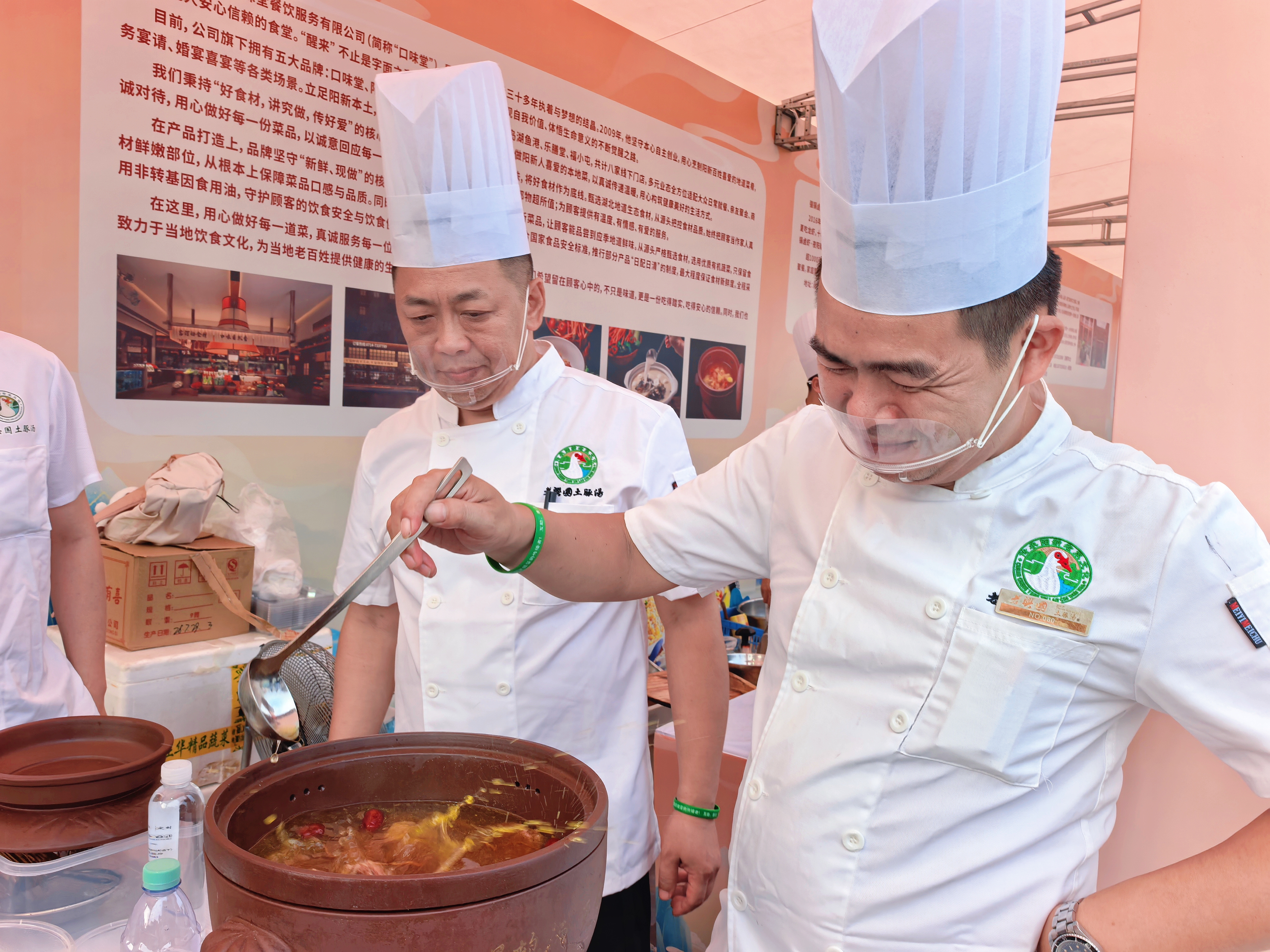 参赛商户正准备参赛屯鸟汤(余惠玲 摄)