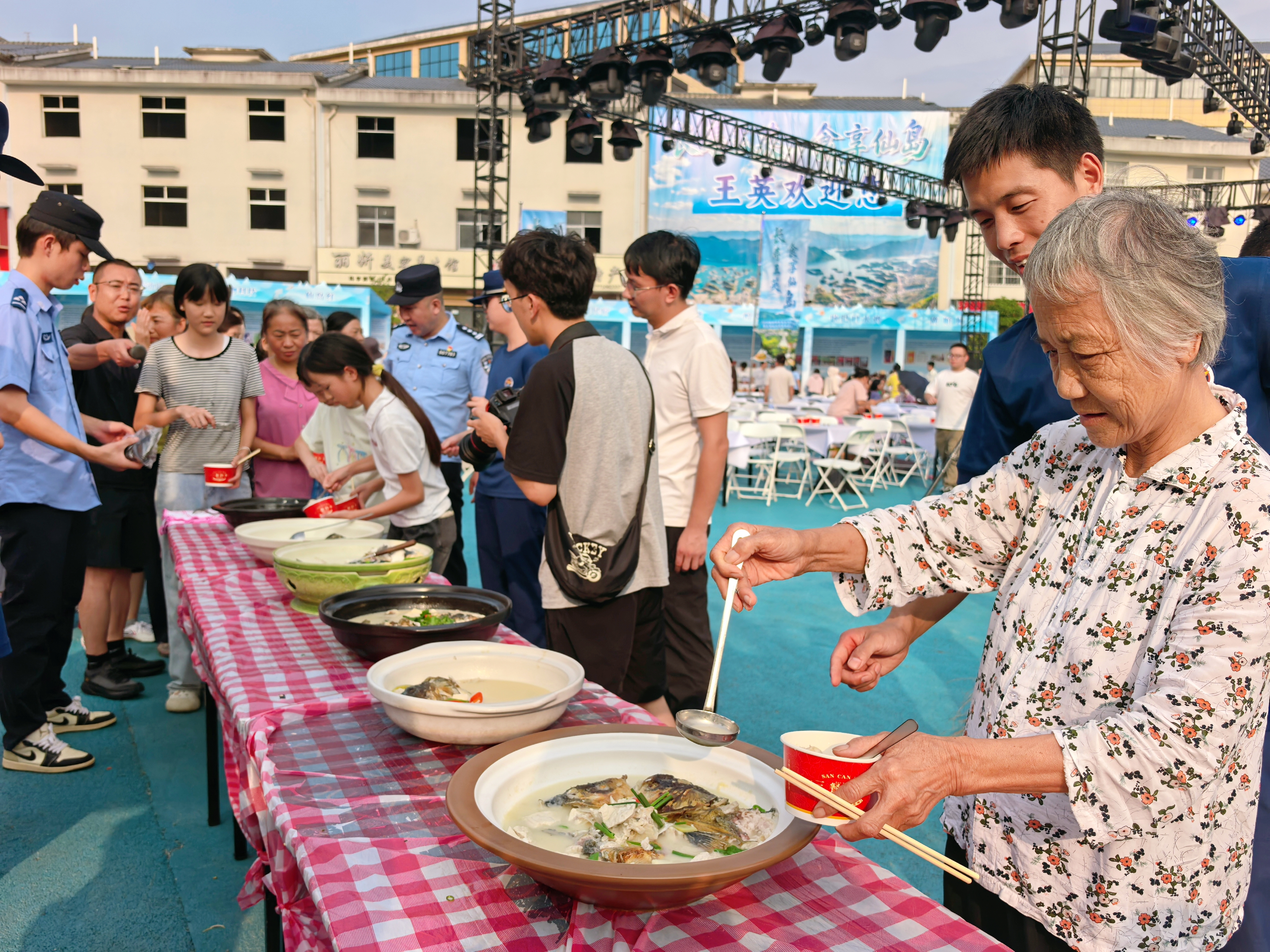 村民现场品尝(余惠玲 摄)