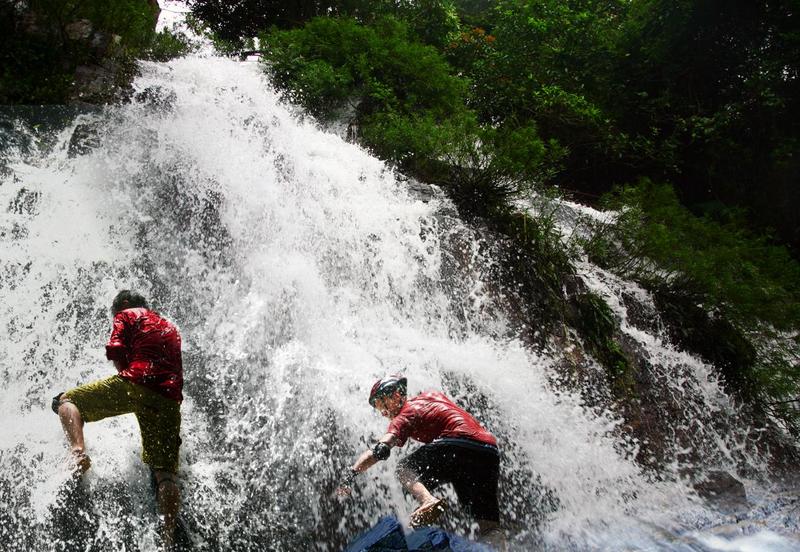 游客在呀诺达雨林体验峡谷戏水拓展项目(郭振莹 摄)