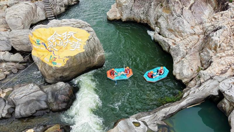 游客在呀诺达体验峡谷漂流(郭振莹 摄)