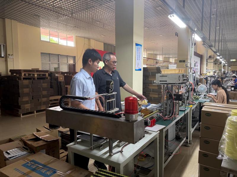 梅州农行工作人员到科技型企业生产现场调查(杨文蓉 摄)