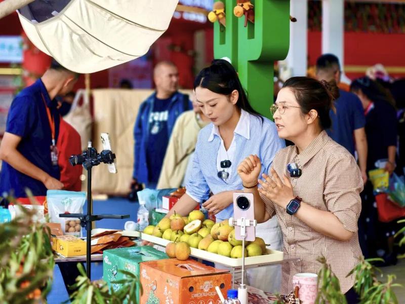 “助农主任迪丽”团队现场直播(艾则孜 摄)