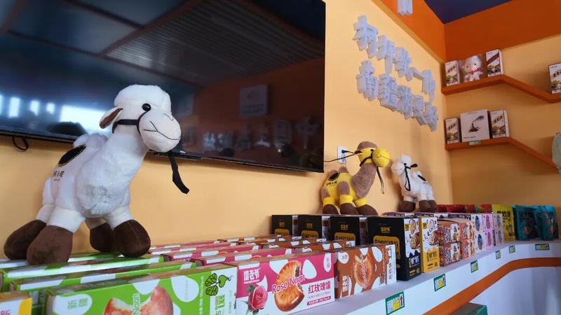 柯坪县展厅展示农副特产和文创产品(迪拉吾尔·噢布拉西 摄)