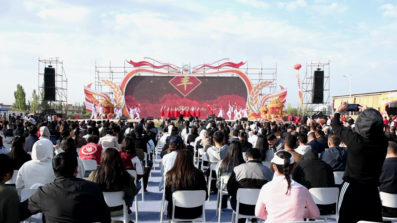第十二届新疆特色果品(阿克苏)交易会在温宿巴扎启幕 (柴梦乐 摄)
