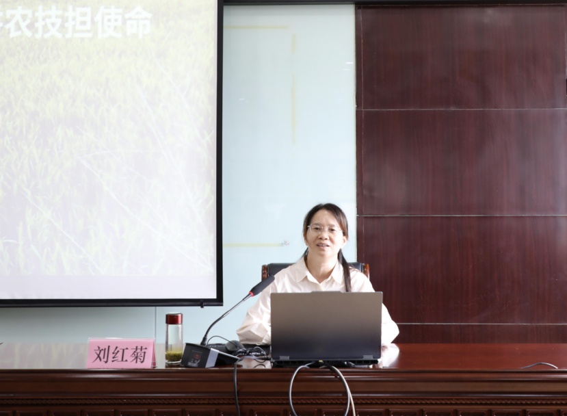 应城市农业技术推广中心耕地质量和肥料技术推广股股长刘红菊授课(杨德祥 摄)