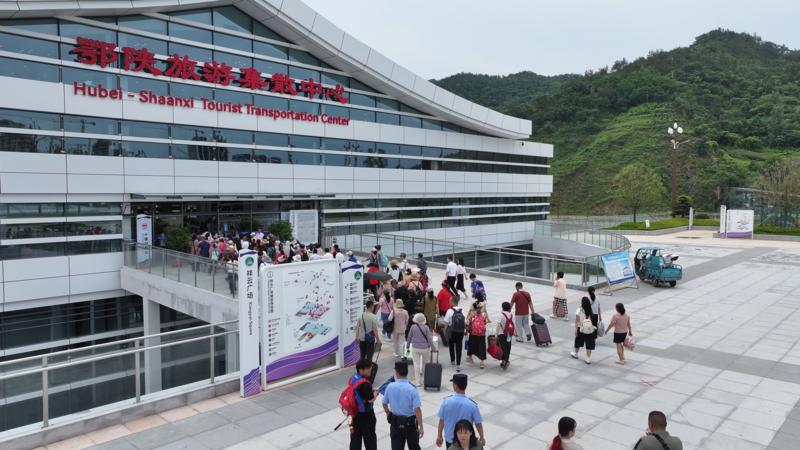 郧西高铁站前的鄂陕文旅集散中心(徐军 摄)