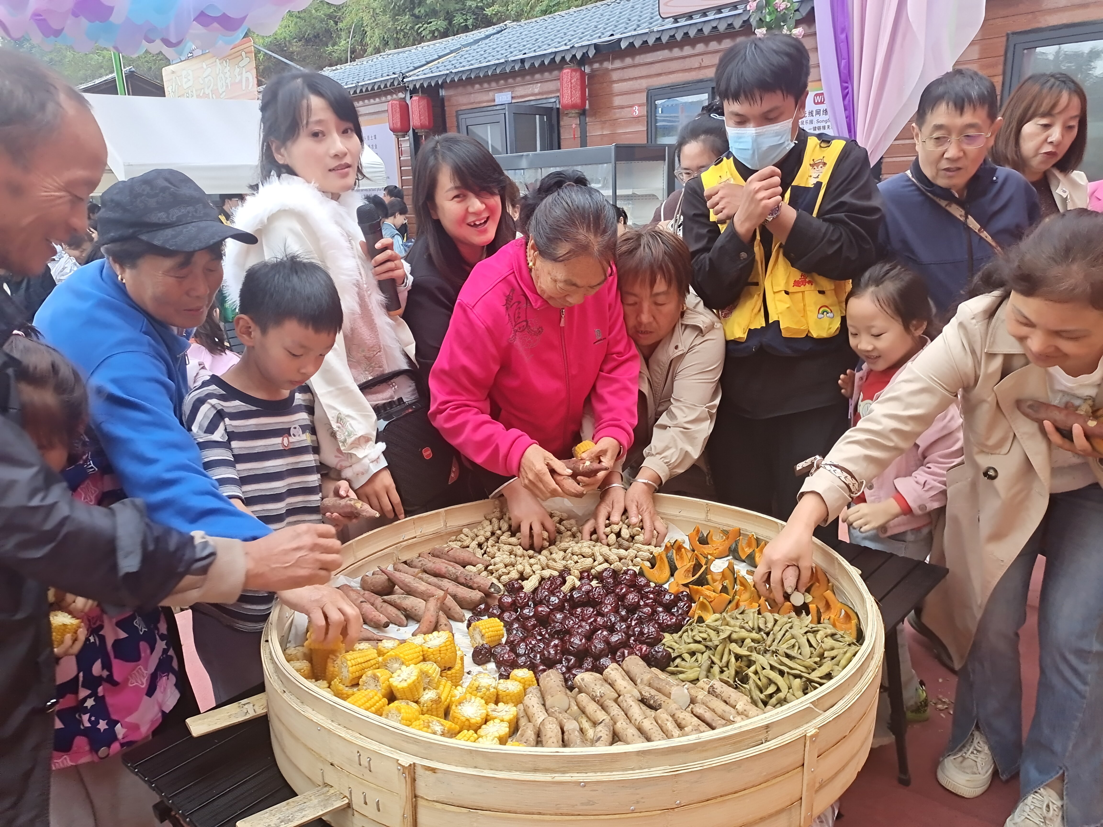 游客免费品尝蒸笼宴(刘伟 摄)
