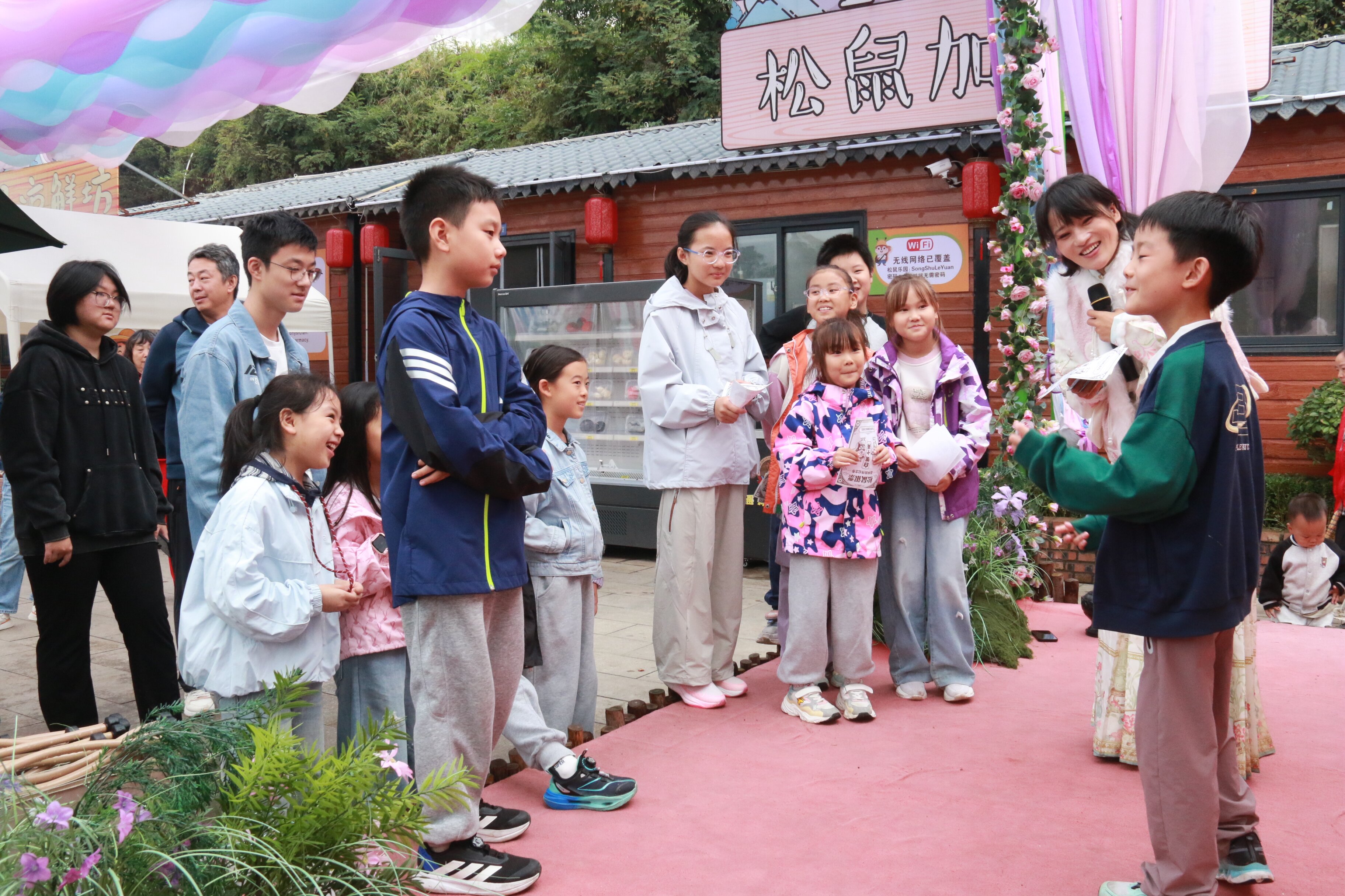 松鼠乐园游客与主持人游戏互动(刘伟 摄)