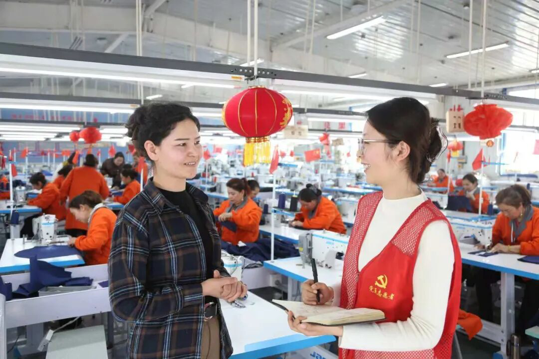 党员志愿者进行志愿服务(李高 摄)