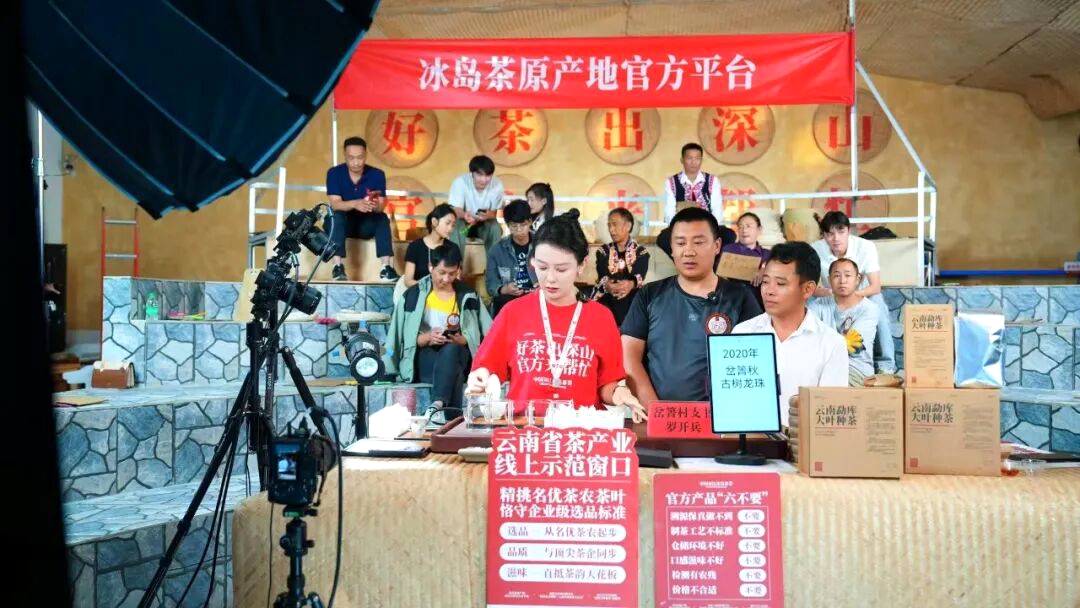 引进的本土直播人才正在开展助农直播(江荷 摄)