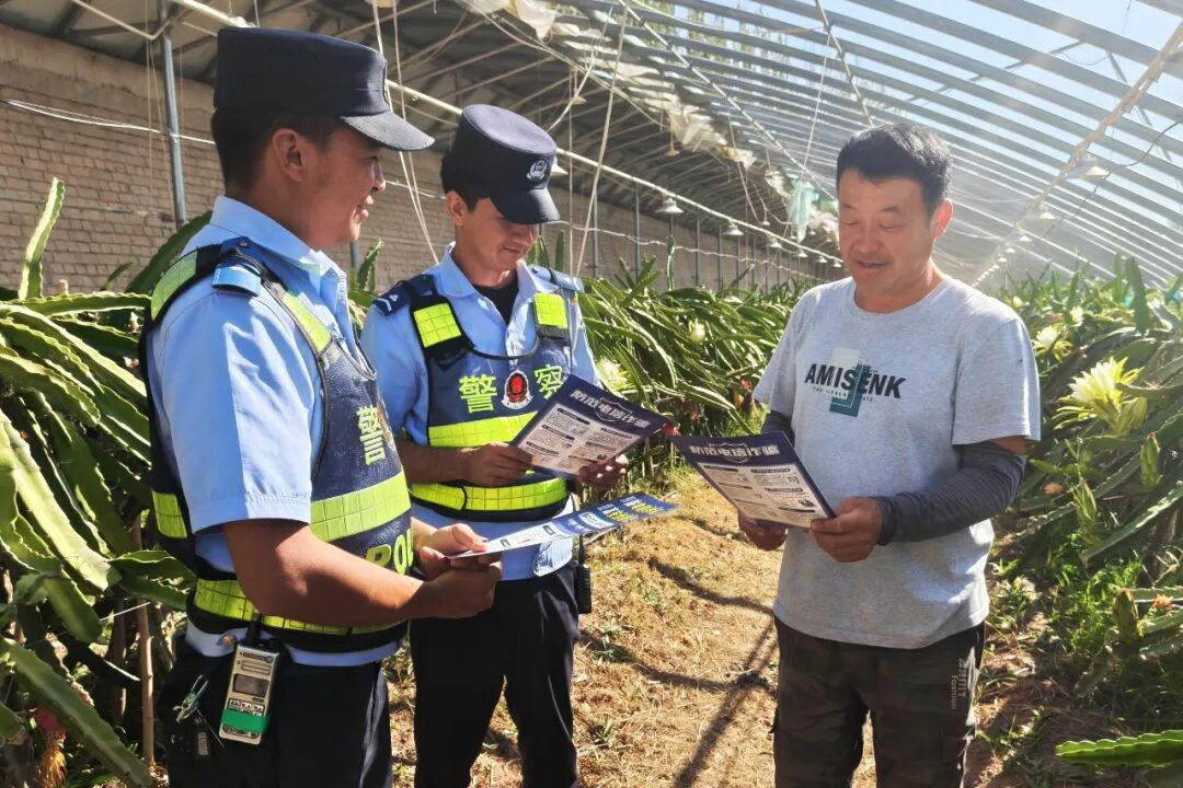 民辅警正在向群众进行法治宣传 (汪秋霞 摄)