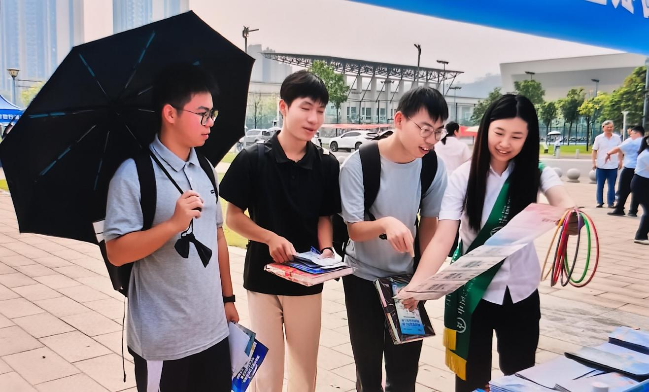 农行清远分行赴广东金融学院清远校区开展网络安全暨金融反诈进校园宣传活动。(陈婷 摄)