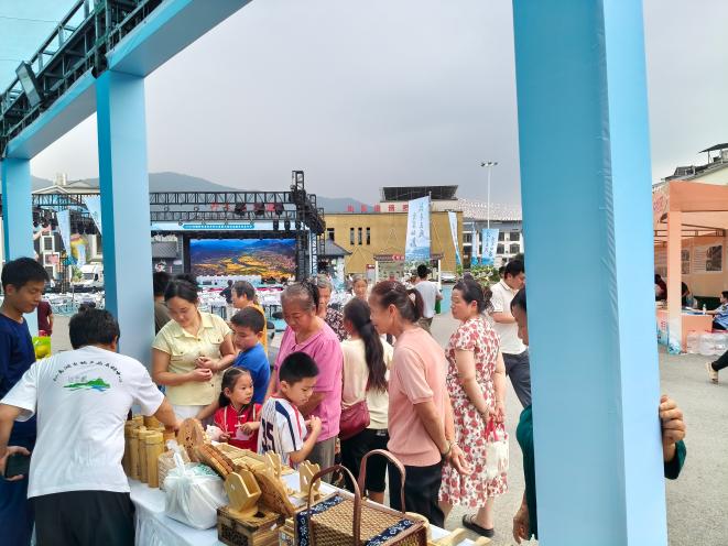 根雕展台前游客络绎不绝(李文博 摄)