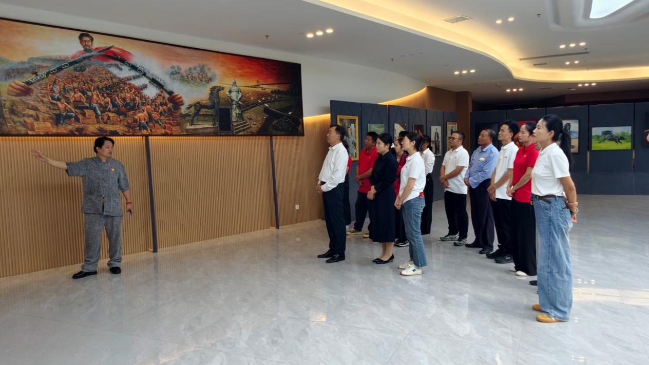 嘉宾参观展厅(郑满星 摄)