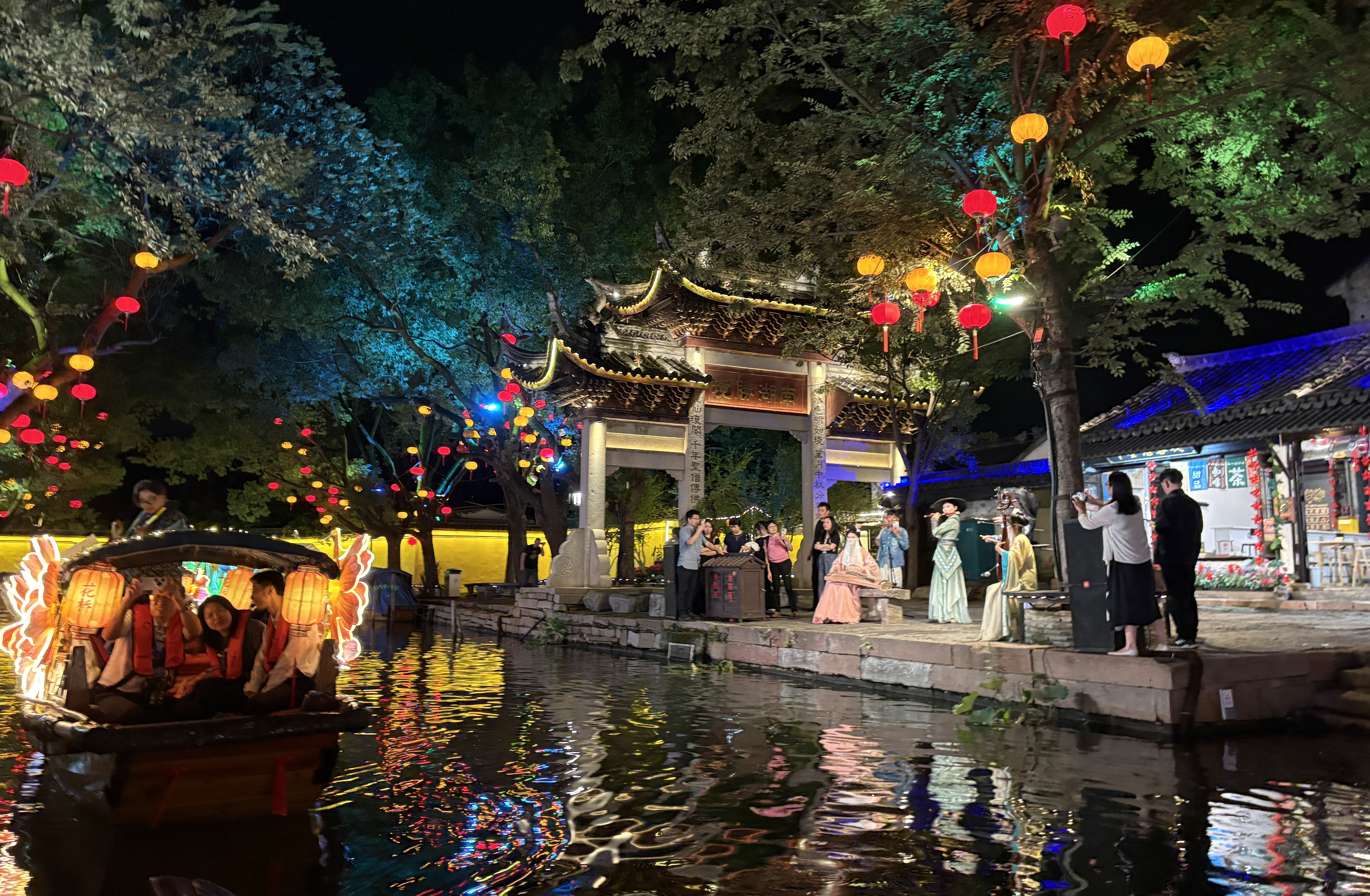2026周庄“水乡划灯”汇演活动现场(张伟伟 摄)