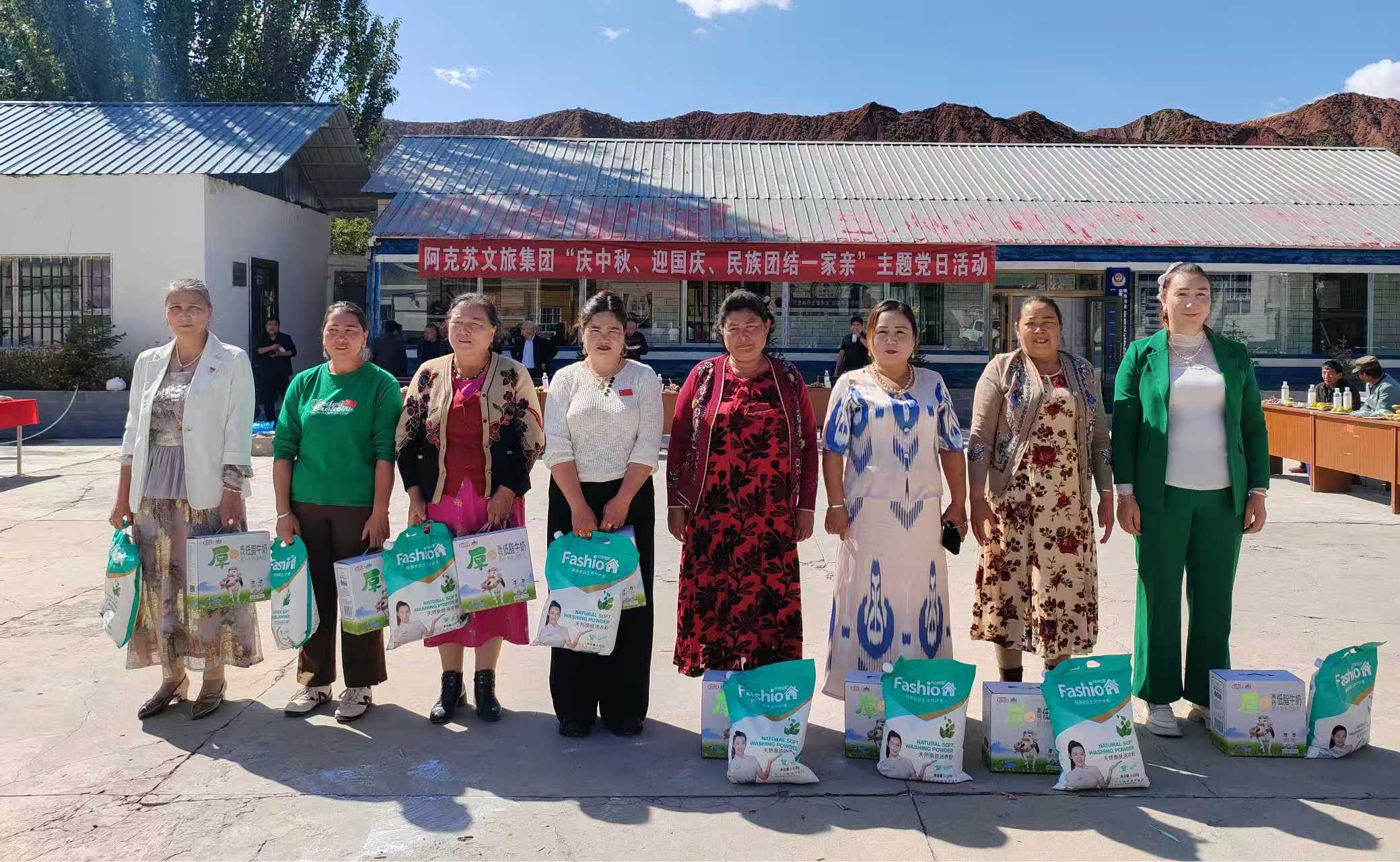 群众领奖品合影(艾孜麦提·库尔邦 摄)