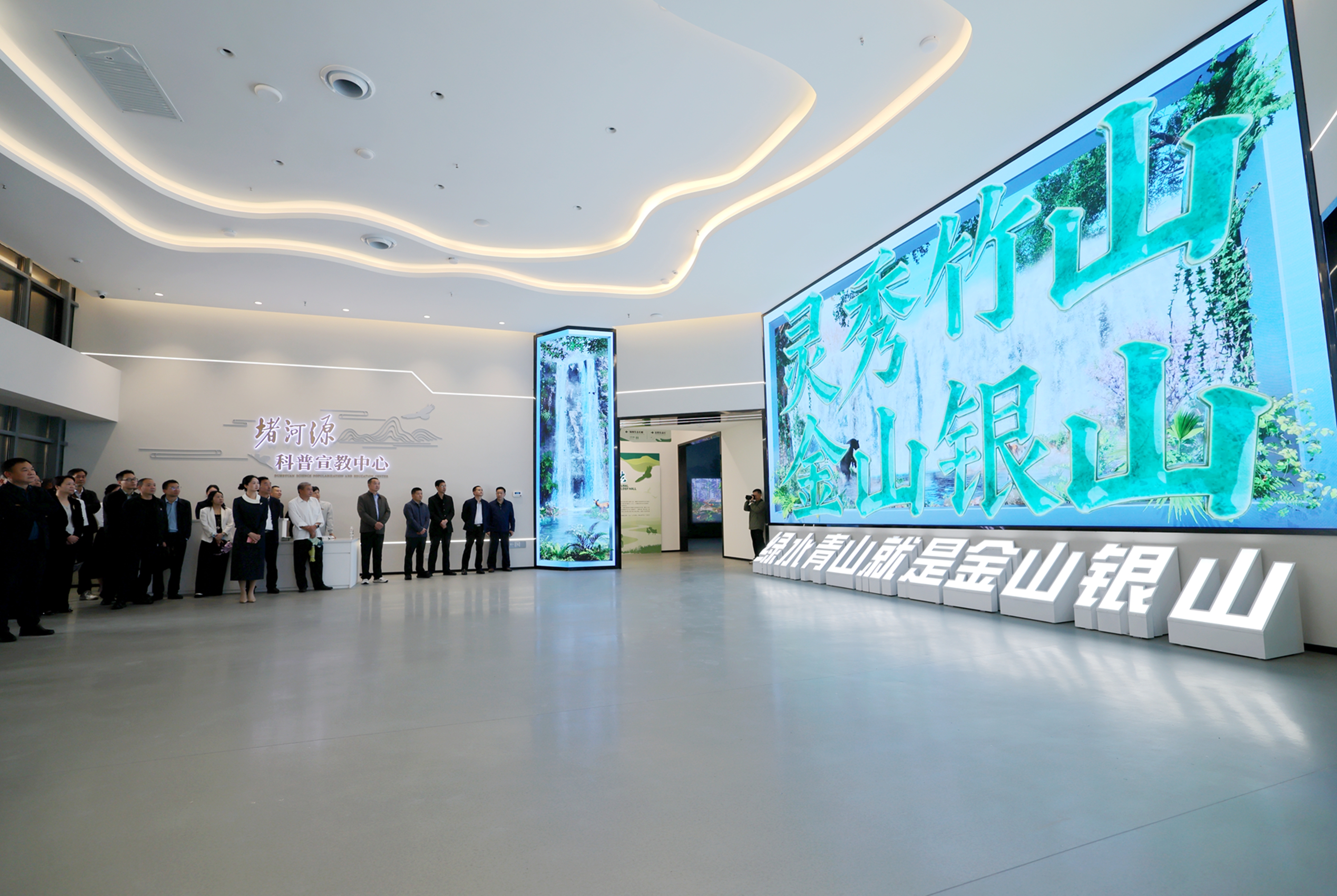 参观展馆(袁海成 摄)