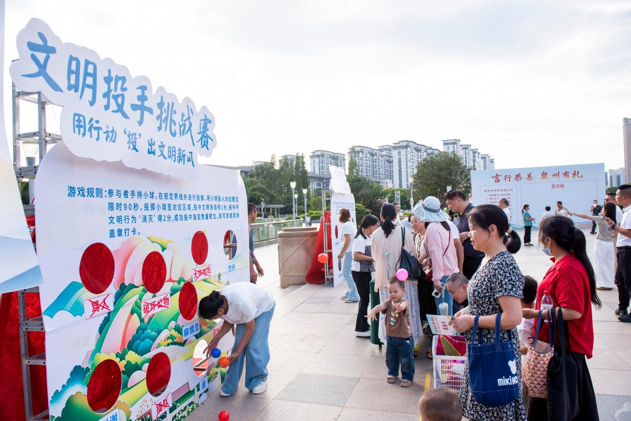 德化县开展文明礼仪宣传活动(吴有森 摄)