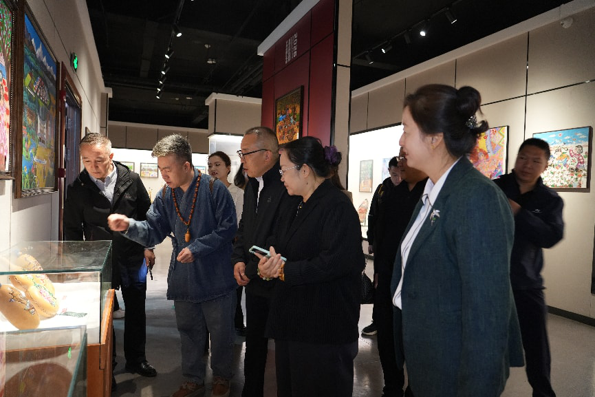 鲁辽疆三地嘉宾共观葫芦工艺展 (刘冬萍 摄)