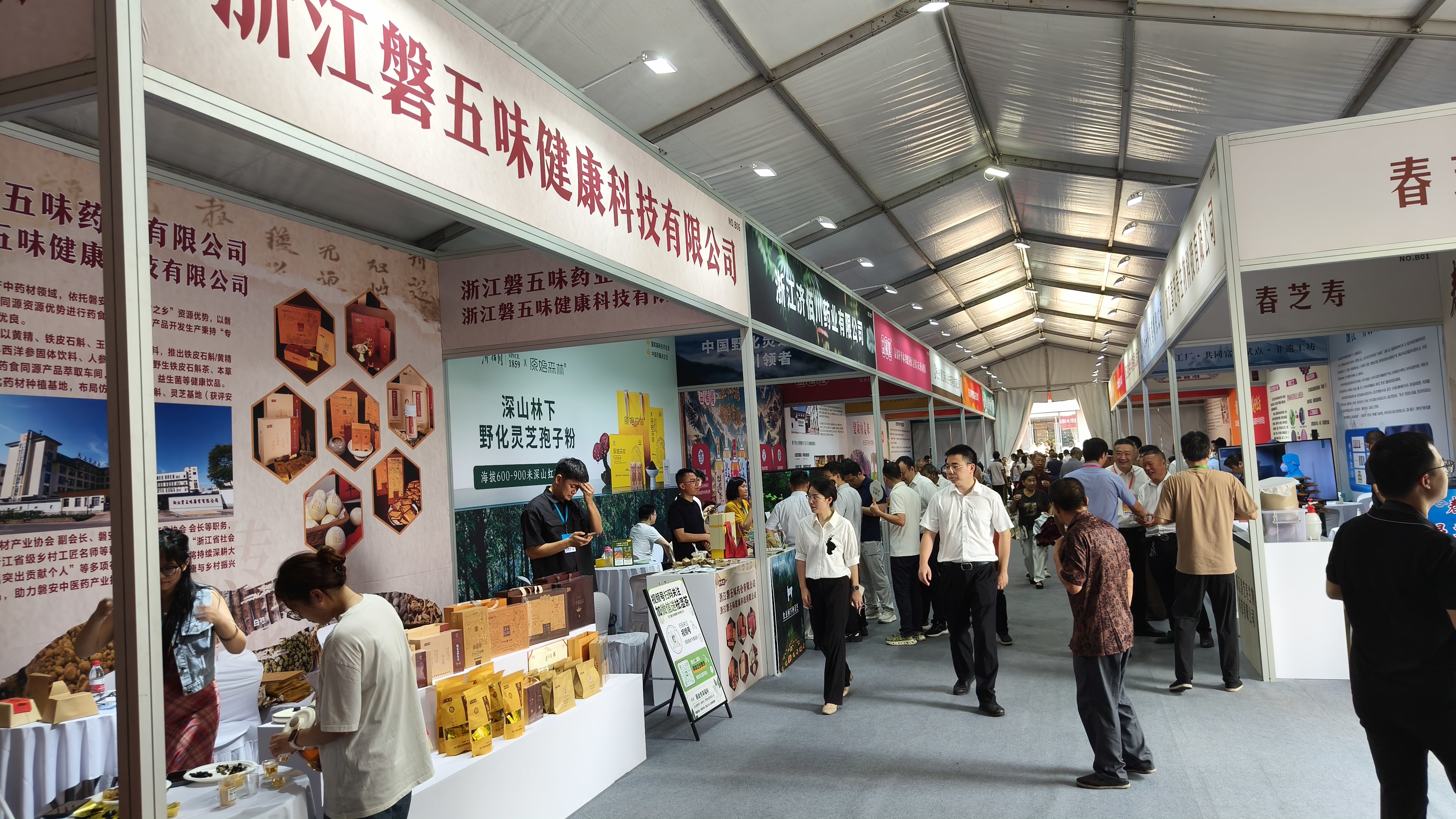 展区现场(曾庆华 摄)