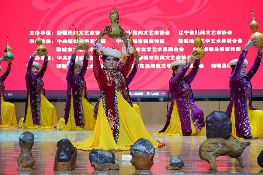 开幕式《葫芦烙画舞》 (刘冬萍 摄)
