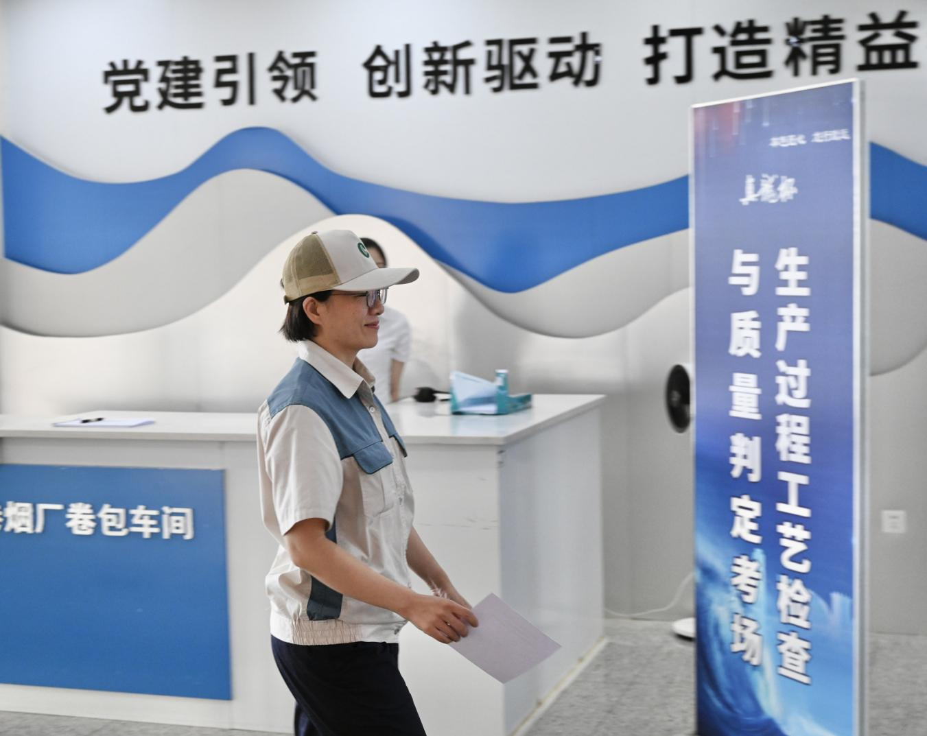 参赛选手进入赛场(黄永坤 摄)