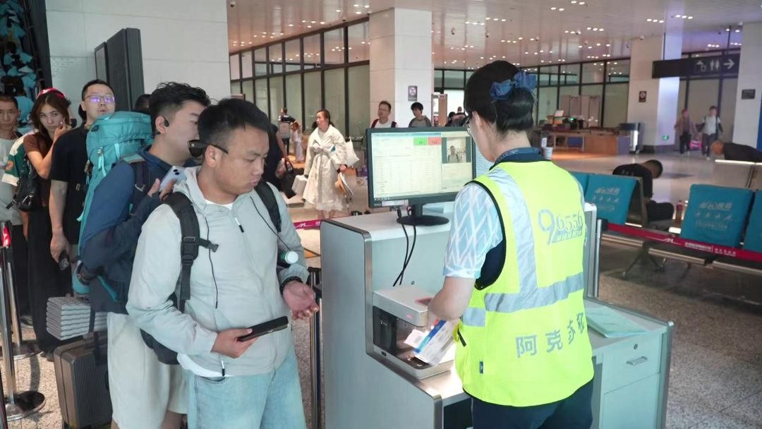 旅客们正在检票登机 (张勇 摄)