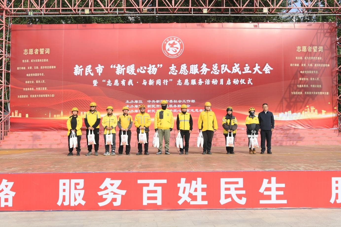 发放暖心慰问物资(于瑶 摄)