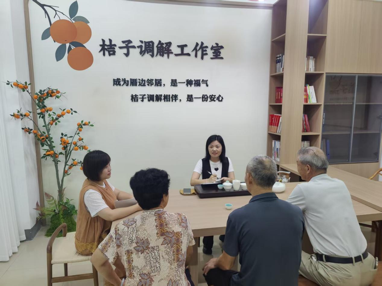 大洋社区干部收集群众诉求(林婉清 摄)