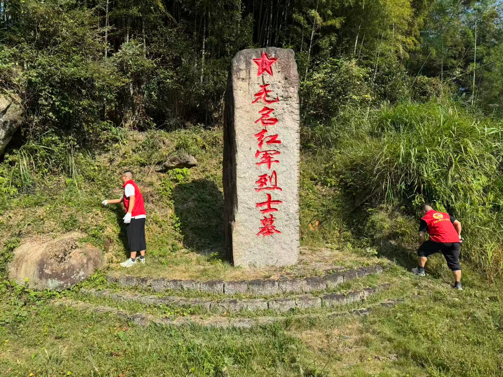 养护现场 (罗焰峰 摄)