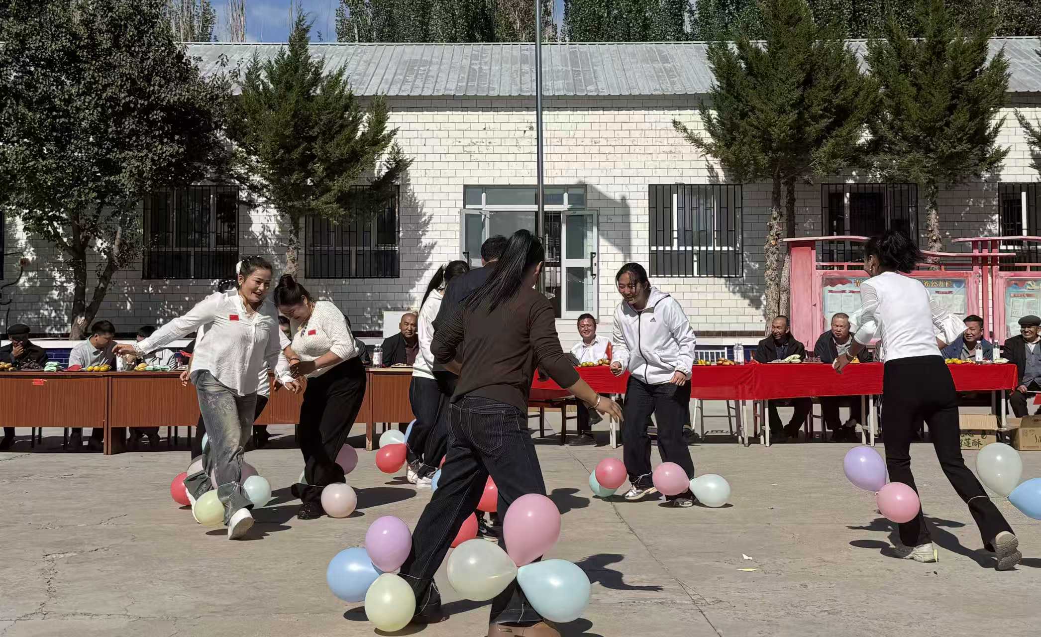 踩气球活动(艾孜麦提·库尔邦 摄)