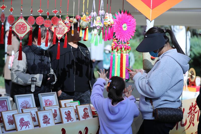 非遗产品靓市场(阿贵仁 摄)