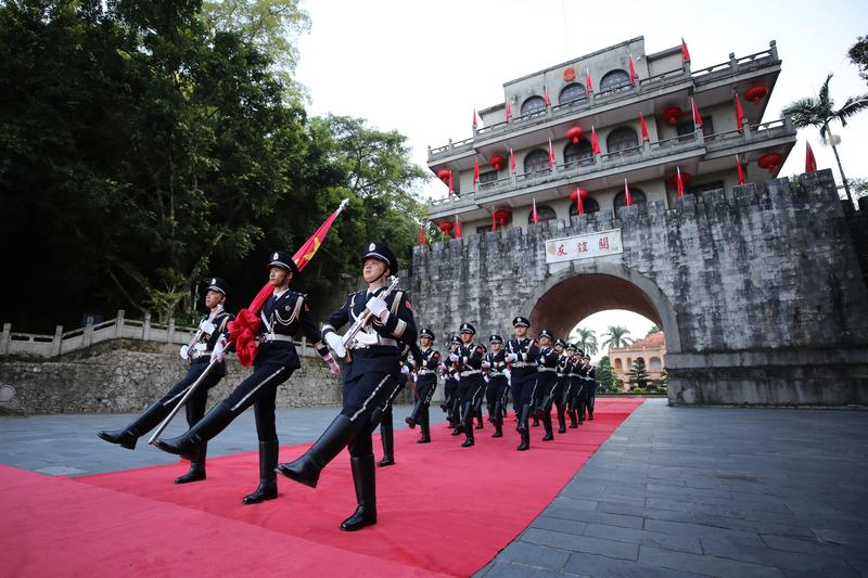 10月1日,广西友谊关出入境边防检查站国门护旗队擎旗行进。(陈志荣 摄)