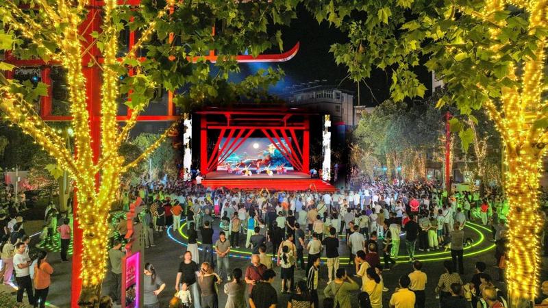 七夕天街每晚准时上演的舞蹈《七夕乞巧》(徐军 摄)