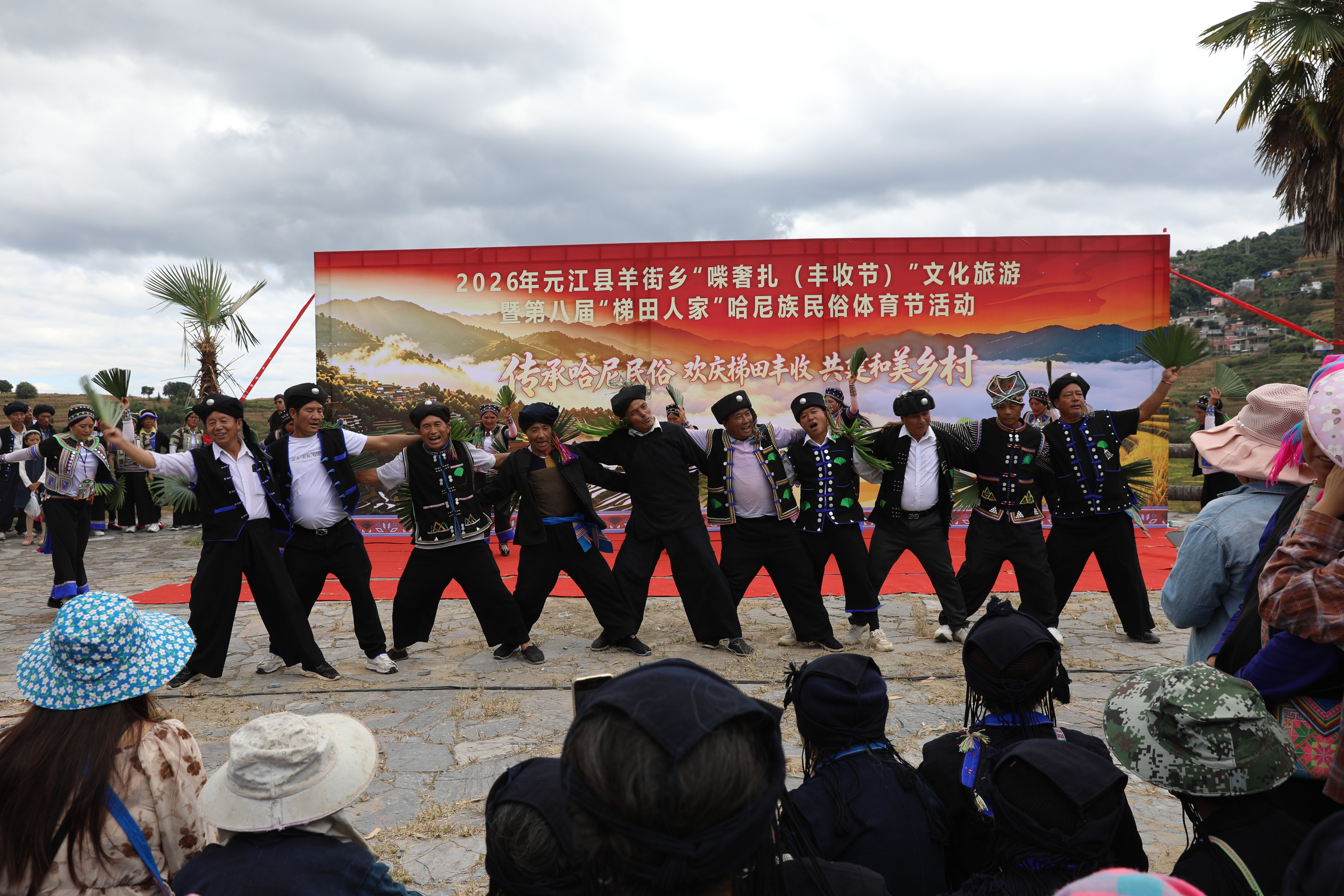 丰收节文艺汇演表演棕扇舞(孙桂江 摄)