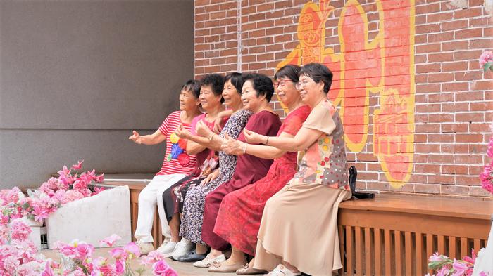 10月2日,游客在骑楼城打卡。(高敏杰 摄)