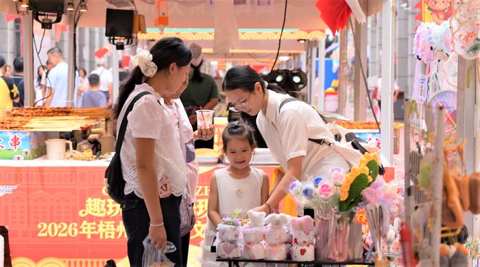 10月2日,游客在骑楼城摊位挑选商品。(高敏杰 摄)