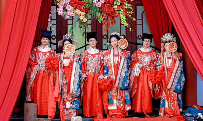 新人们在东坡书院举办婚礼(牛伟 摄)