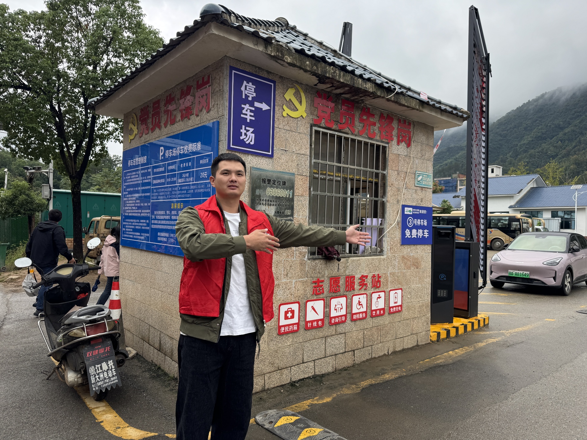 党员志愿者张志杰在疏导车辆(丁悦 摄)