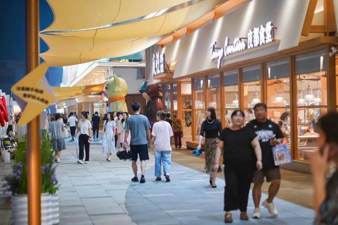 海宁中国皮革城“海宁IN巷”街景 (张平 摄)