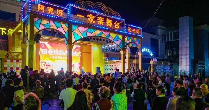 阿克苏市王三街东大门文艺舞台进行文艺演出(上官新宇 摄)