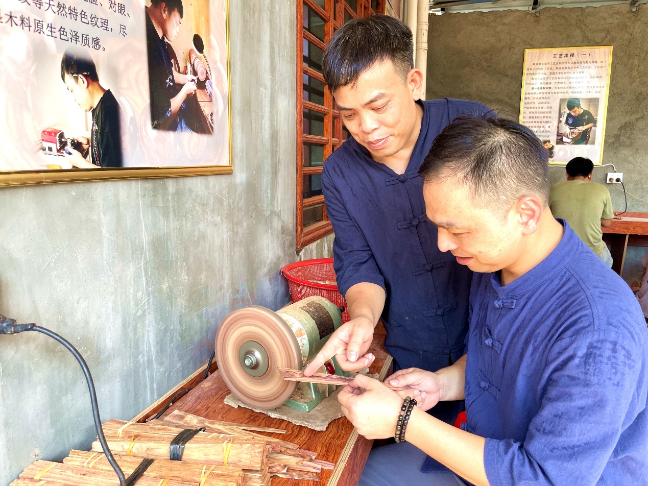 真格工坊创始人李正传(左一)向徒弟吴大飞(右一)传授制作技艺 (陈建峰 摄)