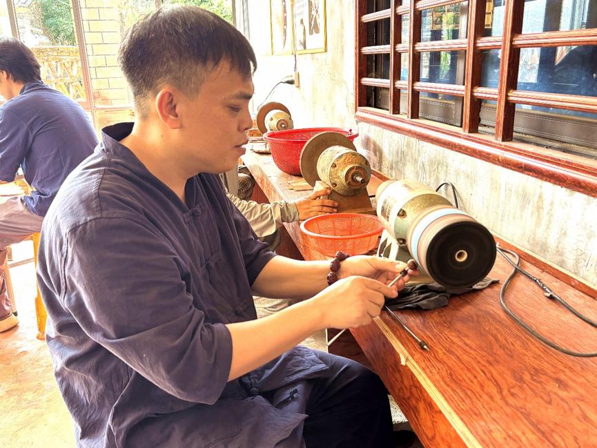 李正传正在打磨珠子 (陈建峰 摄)