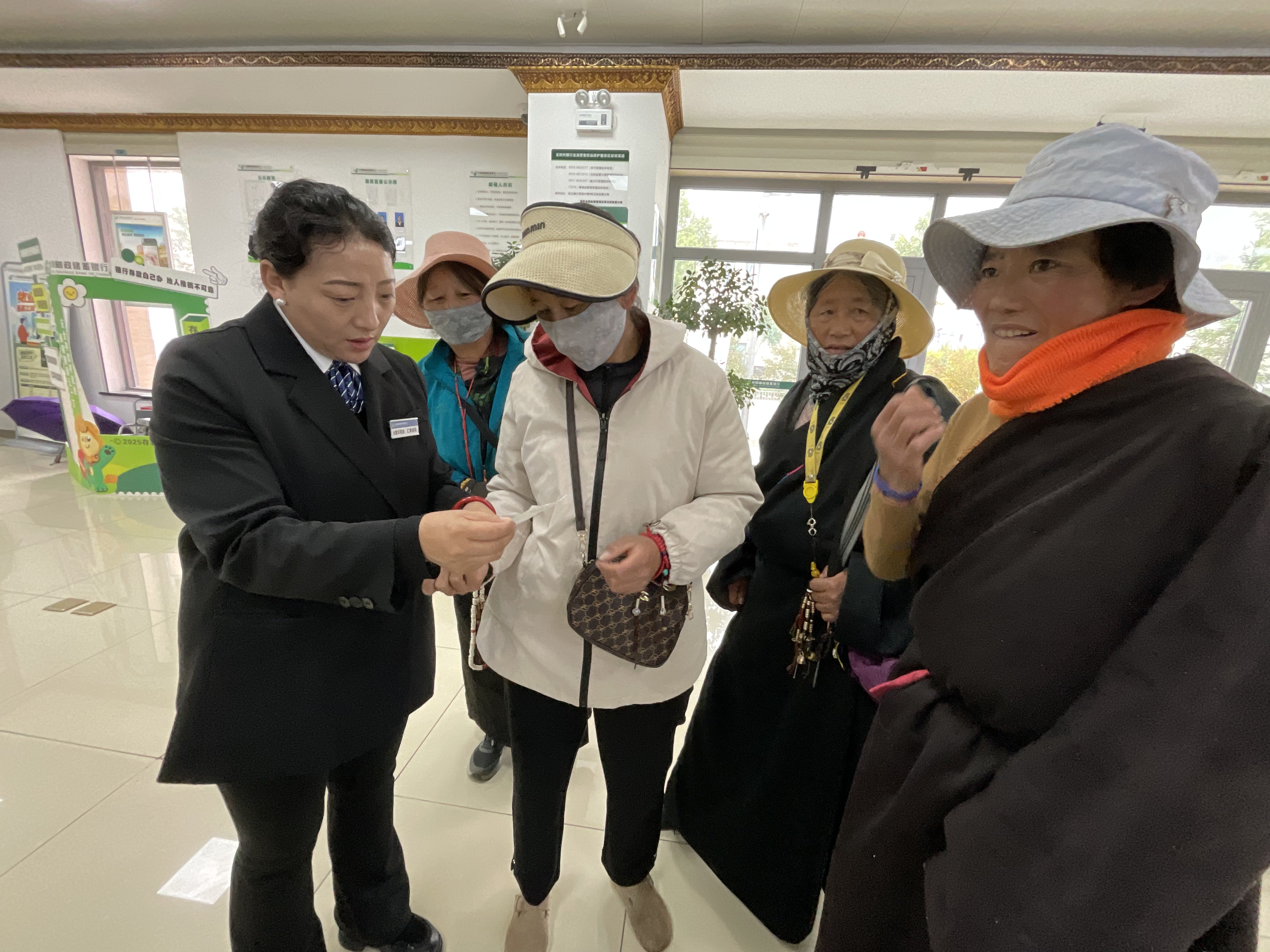 银行工作人员悉心为农牧民储户解难答疑 (申维祖 摄)