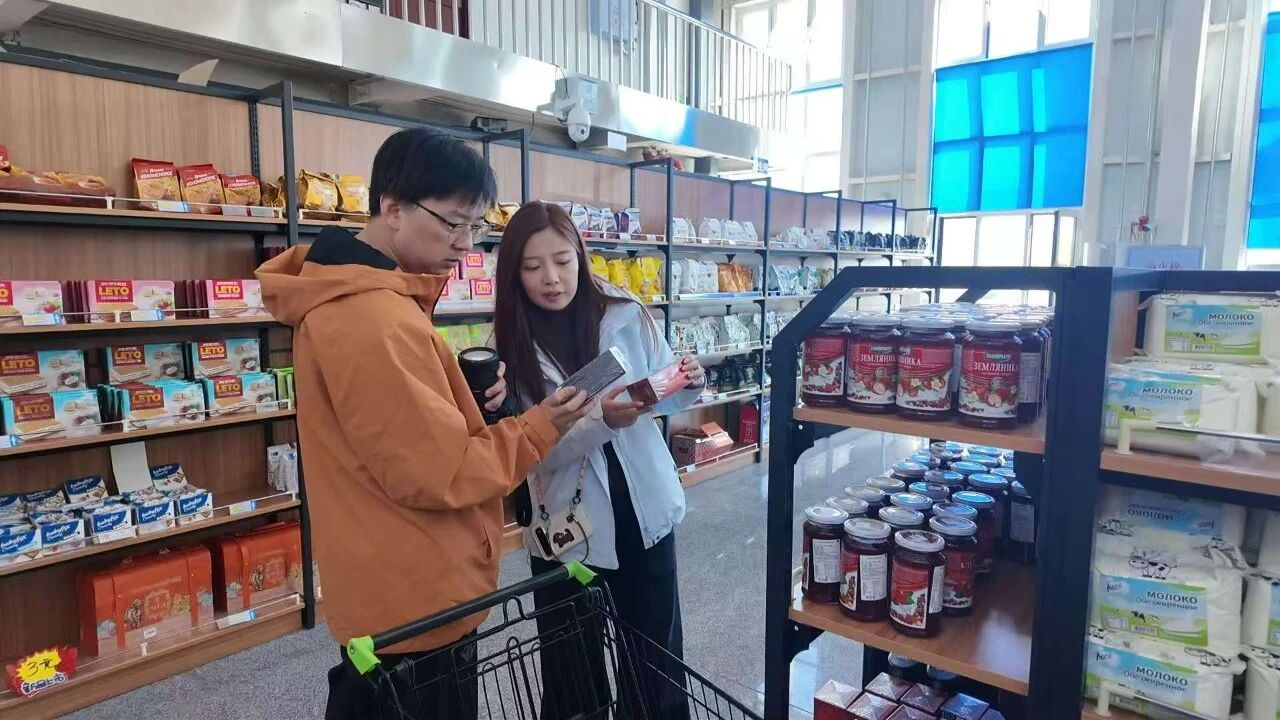 游客在店内采购商品(于慧冰 摄)