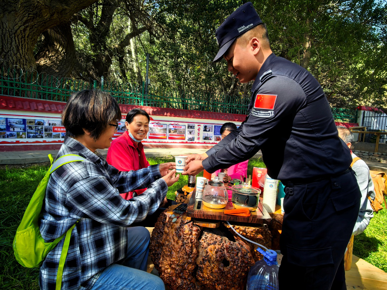 民警为游客提供歇脚休整的便民服务(刘泽后 摄)